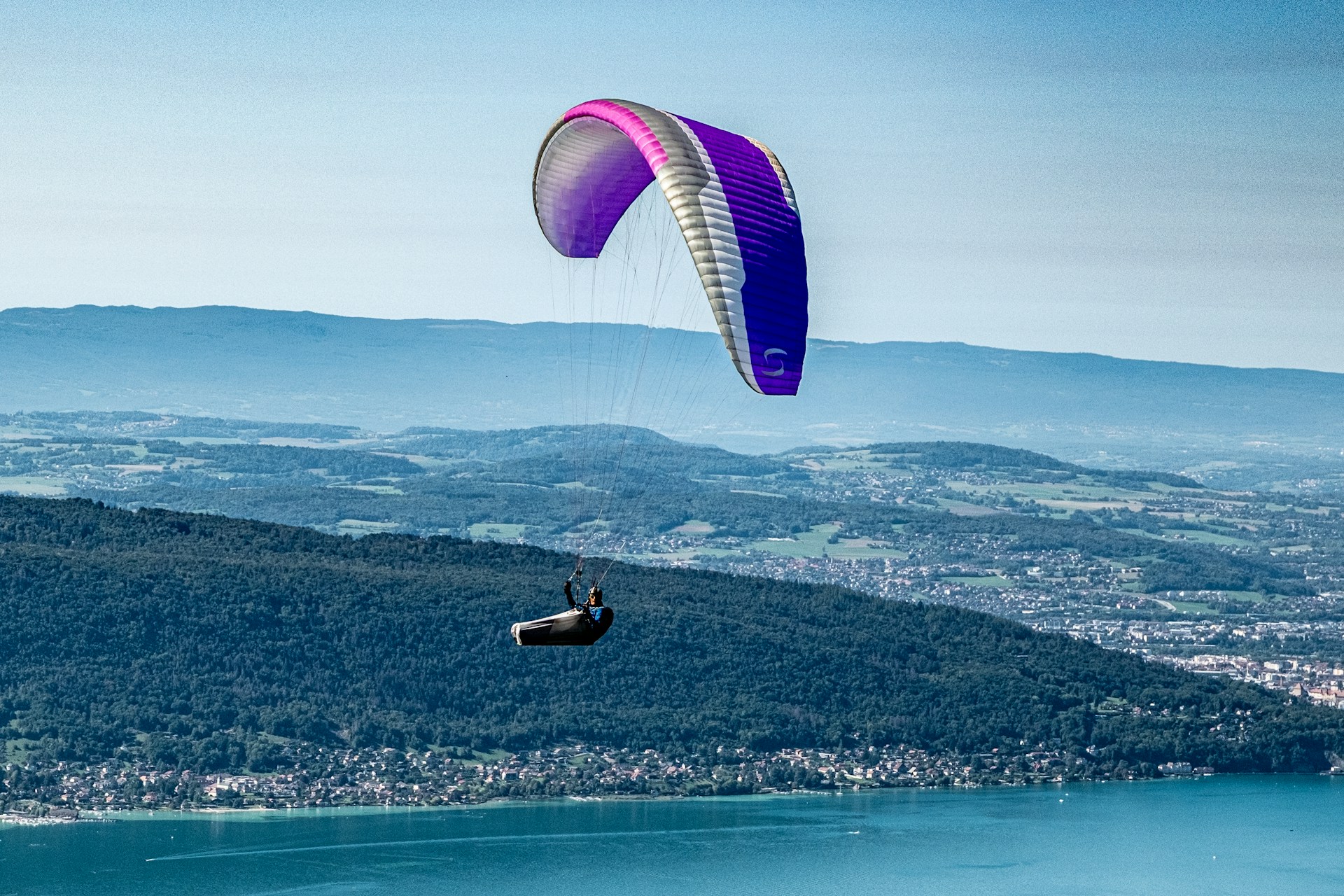 Parapente au-dessus du lac d’Annecy